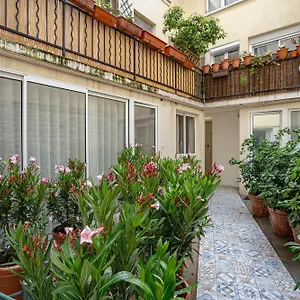 Les Residences - République , Parigi Francia